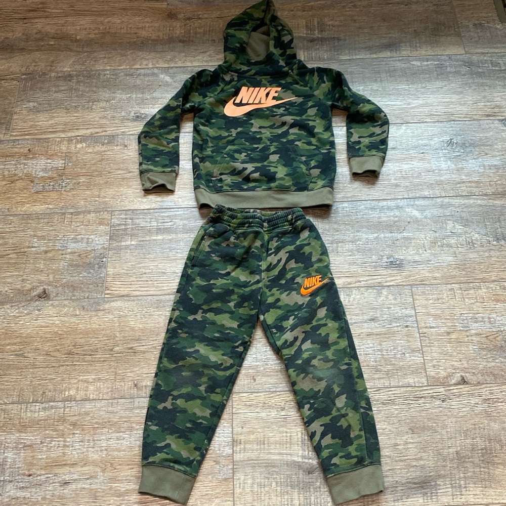 Boys Nike camo hoodie/pants set. Size 5/6.